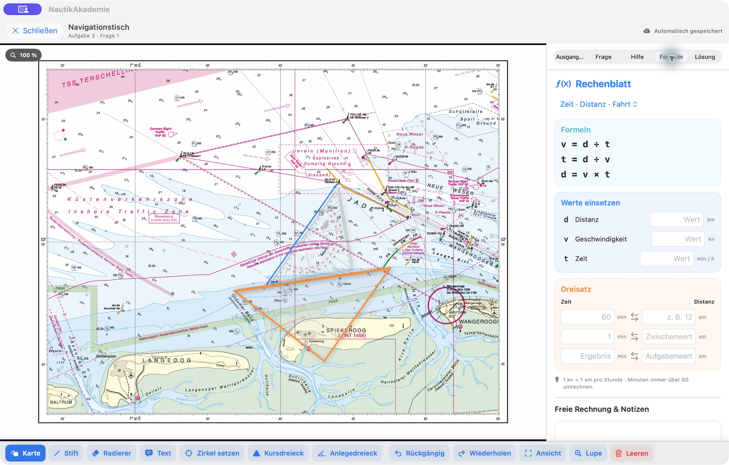 Originalansicht des Navigationstischs mit Seekarte, Marinezirkel, Dreiecken und Rechenblatt