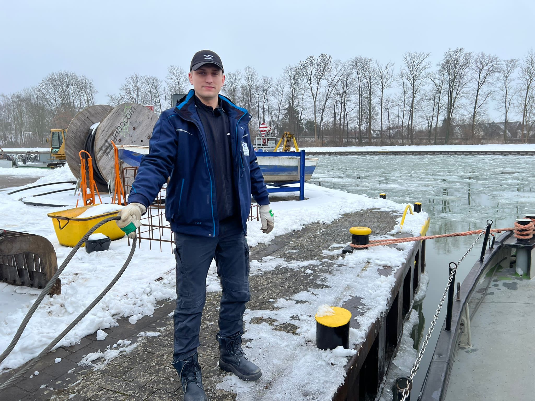 Tim Dauwitz am Wasser in der Berufsschifffahrt